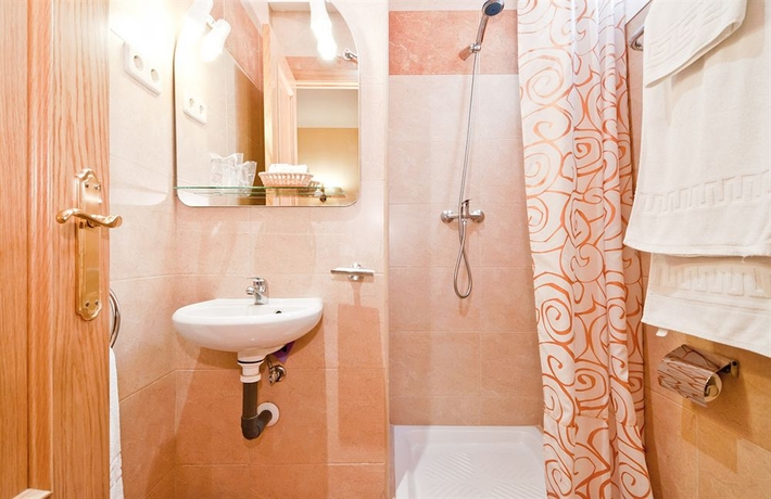 Imagen de la habitación del Hostal Las Cortes. Foto 4