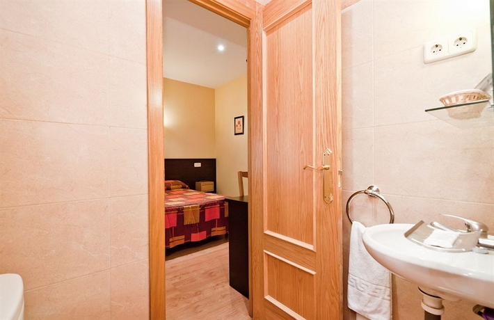 Imagen de la habitación del Hostal Las Cortes. Foto 5