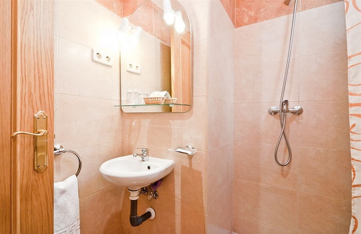 Imagen de la habitación del Hostal Las Cortes. Foto 6