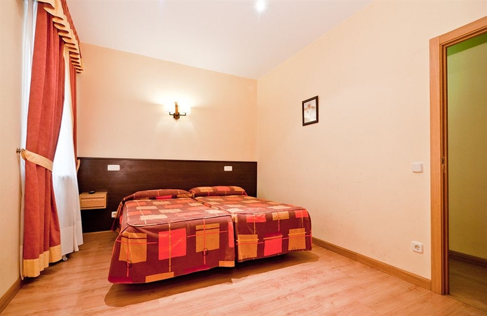 Imagen de la habitación del Hostal Las Cortes. Foto 8