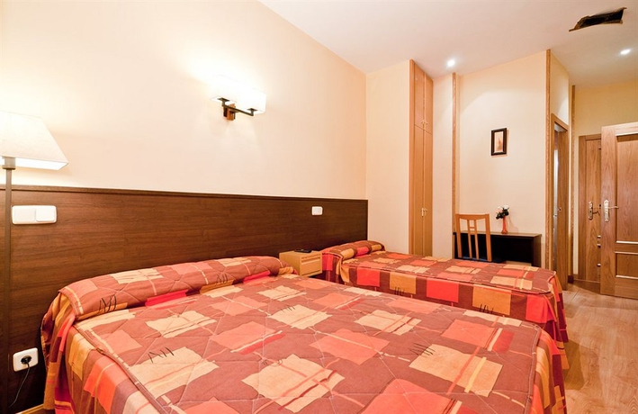 Imagen de la habitación del Hostal Las Cortes. Foto 10