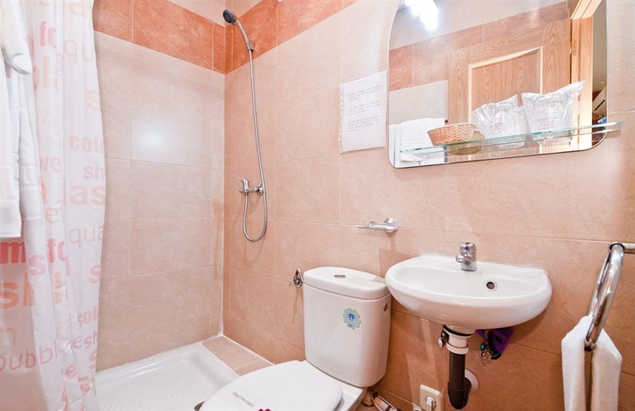 Imagen de la habitación del Hostal Las Cortes. Foto 12