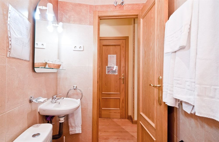 Imagen de la habitación del Hostal Las Cortes. Foto 13