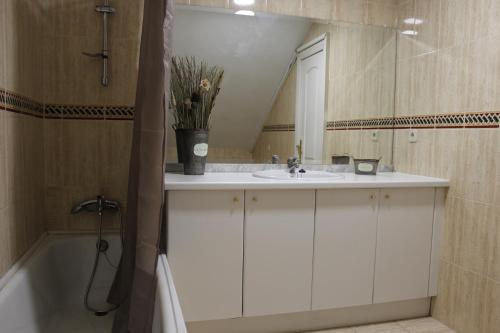 Imagen general del Hostal Las Encinas. Foto 2