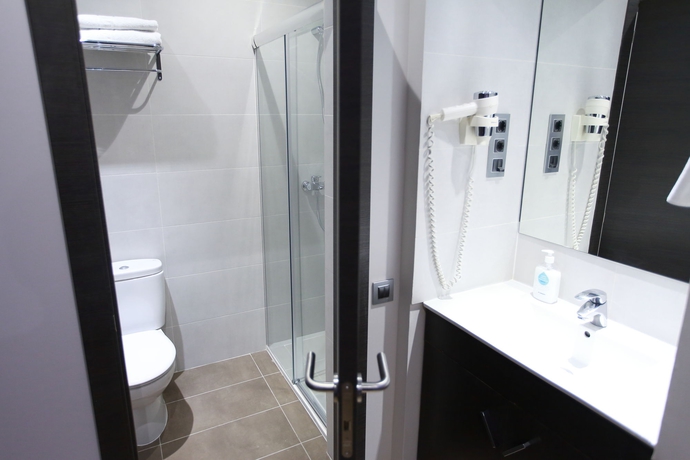 Imagen de la habitación del Hostal Las Flores, Las Ramblas. Foto 9