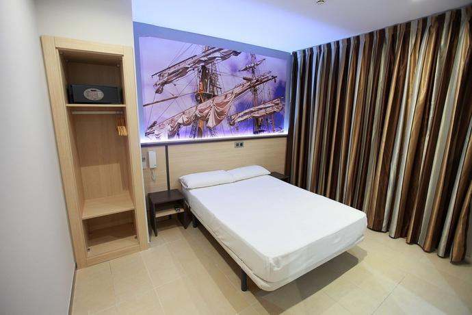 Imagen de la habitación del Hostal Las Flores, Las Ramblas. Foto 13