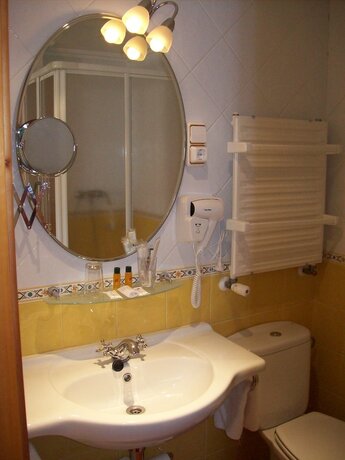 Imagen de la habitación del Hostal Las Grullas. Foto 17