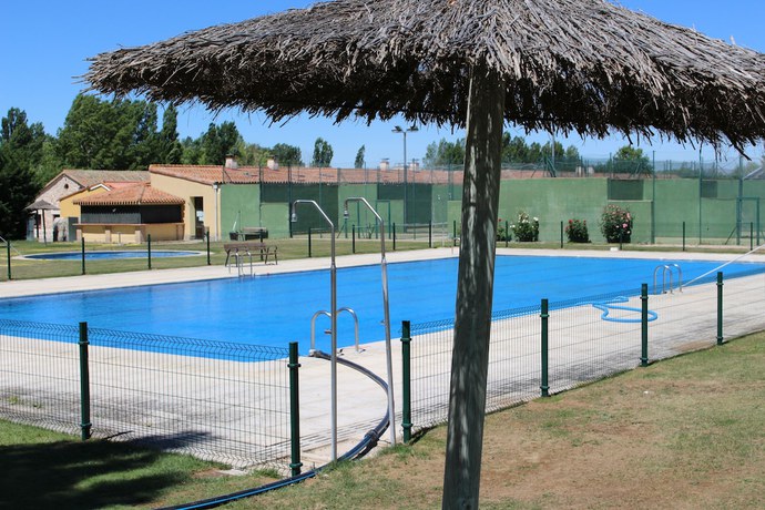 Imagen de la piscina del Hostal Las Paneras Naturavila. Foto 10