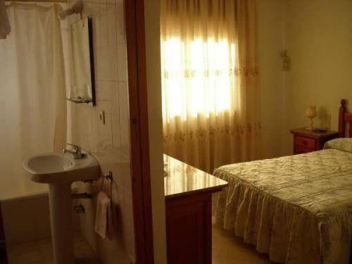 Imagen de la habitación del Hostal Las Torres, Sant Esteve Sesrovires. Foto 2