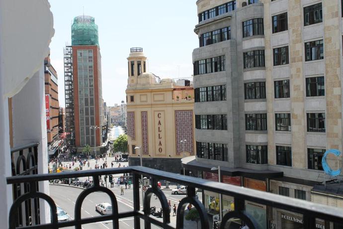 Imagen de los exteriores del Hostal Lauria, Gran V&iacute;a. Foto 9