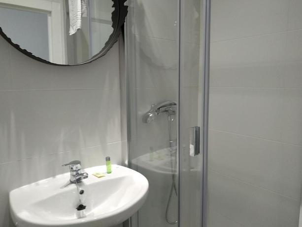 Imagen de la habitación del Hostal Lauria, Madrid. Foto 6