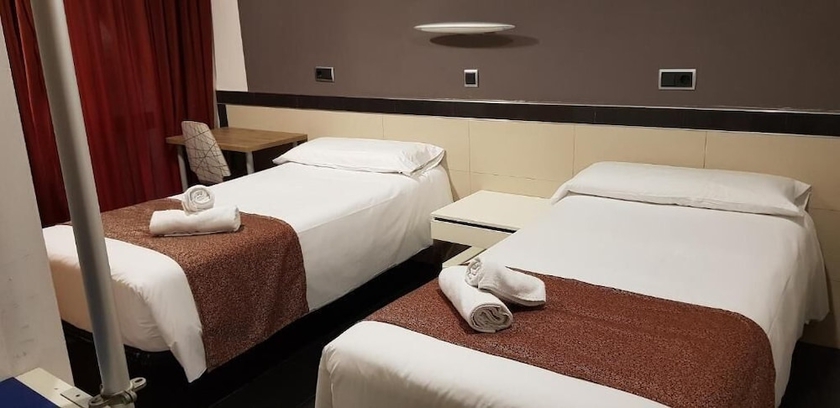 Imagen de la habitación del Hostal Levante, Barrio G&oacute;tico. Foto 12