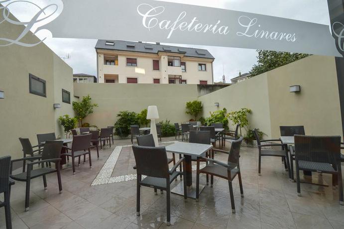 Imagen del bar/restaurante del Hostal Linares, Ribadeo. Foto 2