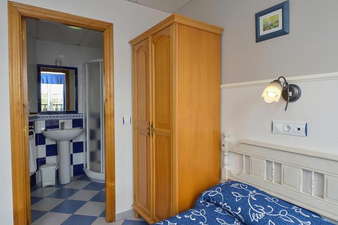 Imagen de la habitación del Hostal Linares, Ribadeo. Foto 5