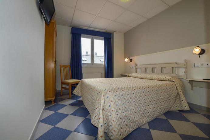 Imagen de la habitación del Hostal Linares, Ribadeo. Foto 8