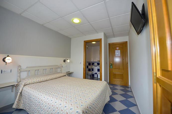 Imagen de la habitación del Hostal Linares, Ribadeo. Foto 9