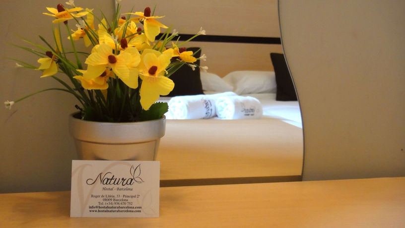 Imagen de la habitación del Hostal Live Natura Barcelona. Foto 4