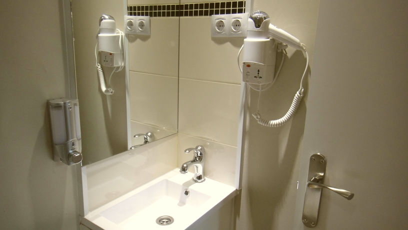 Imagen de la habitación del Hostal Live Natura Barcelona. Foto 8