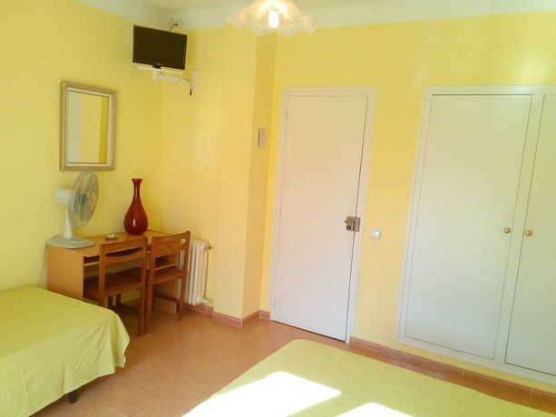 Imagen de la habitación del Hostal Lleida, Segur de Calafell. Foto 2