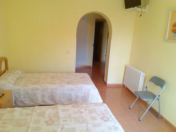 Imagen de la habitación del Hostal Lleida, Segur de Calafell. Foto 3