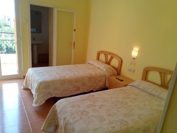 Imagen de la habitación del Hostal Lleida, Segur de Calafell. Foto 4