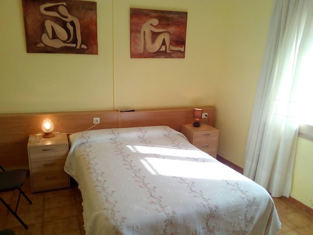 Imagen de la habitación del Hostal Lleida, Segur de Calafell. Foto 5