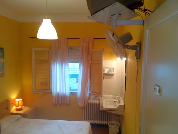 Imagen de la habitación del Hostal Lleida, Segur de Calafell. Foto 7