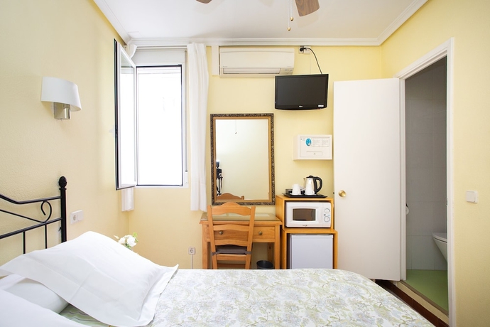 Imagen de la habitación del Hostal Los Alpes. Foto 10