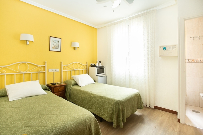 Imagen de la habitación del Hostal Los Alpes. Foto 13