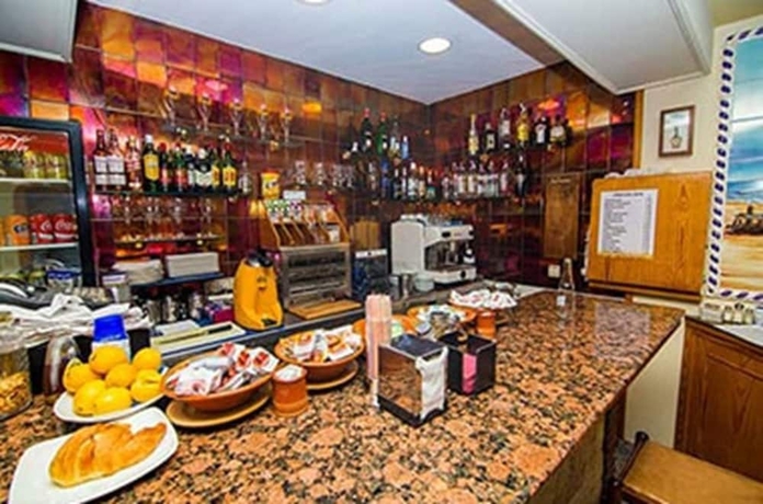 Imagen del bar/restaurante del Hostal Los Corchos. Foto 2