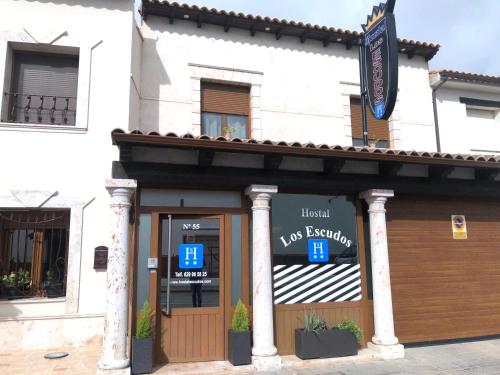 Imagen de los exteriores del Hostal Los Escudos. Foto 6