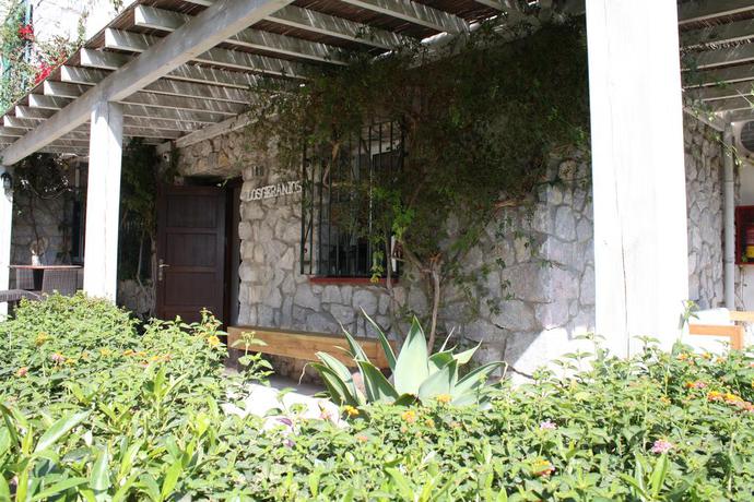 Imagen de los exteriores del Hostal Los Geranios. Foto 9