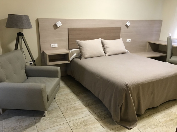 Imagen de la habitación del Hostal Los Girasoles, INIESTA. Foto 5