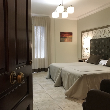 Imagen de la habitación del Hostal Los Girasoles, INIESTA. Foto 12