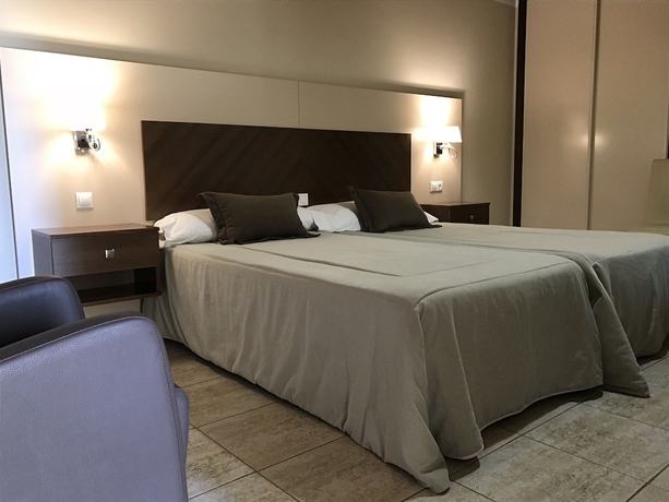 Imagen de la habitación del Hostal Los Girasoles, INIESTA. Foto 13