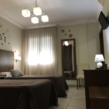 Imagen de la habitación del Hostal Los Girasoles, INIESTA. Foto 16