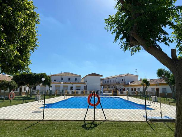 Imagen de la piscina del Hostal Los Mellizos, Conil de la Frontera. Foto 25