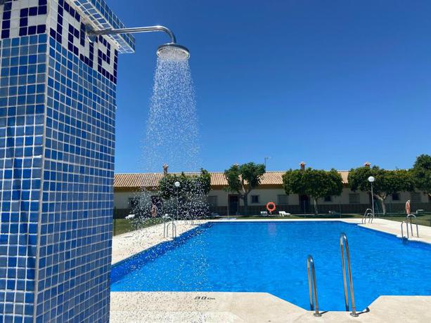 Imagen de la piscina del Hostal Los Mellizos, Conil de la Frontera. Foto 26