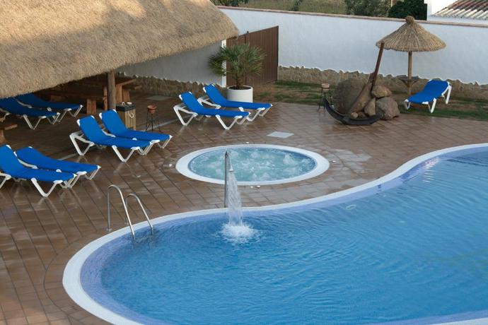 Imagen de la piscina del Hostal Los Pinos, Los Ca&ntilde;os de Meca. Foto 11