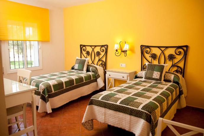 Imagen de la habitación del Hostal Los Pinos, Los Ca&ntilde;os de Meca. Foto 3