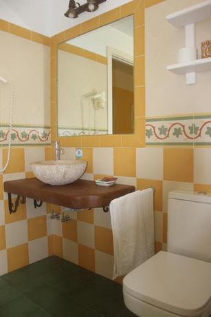 Imagen de la habitación del Hostal Los Pinos, Los Ca&ntilde;os de Meca. Foto 5