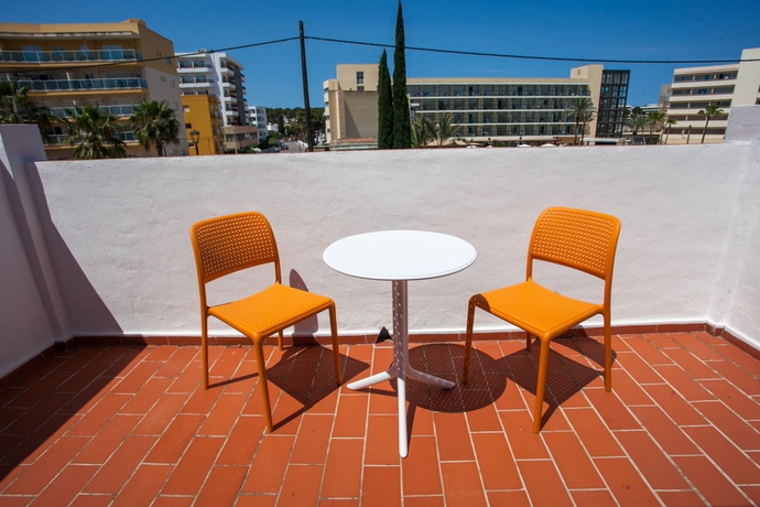 Imagen de los exteriores del Hostal Los Pinos, Playa es Caná. Foto 11