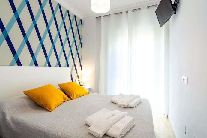 Imagen de la habitación del Hostal Luna de Nerja. Foto 13