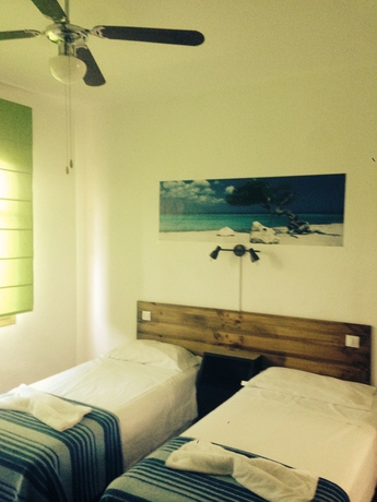 Imagen de la habitación del Hostal Macaya. Foto 11