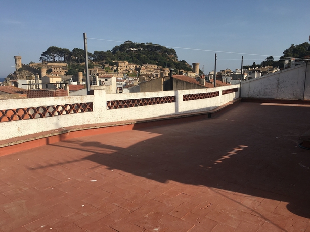 Imagen de los exteriores del Hostal Macaya. Foto 14