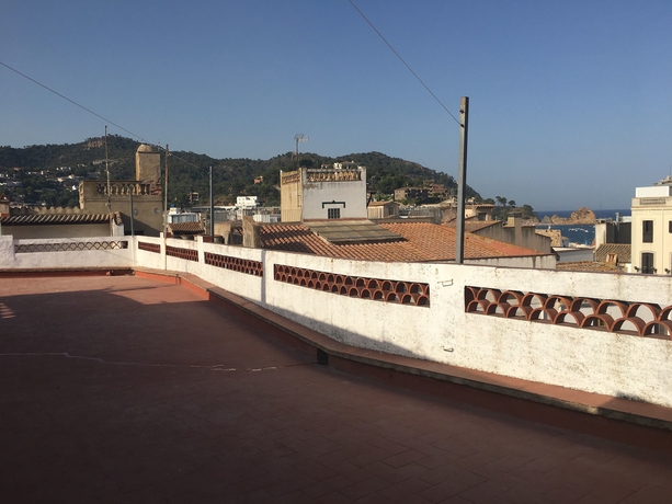 Imagen de los exteriores del Hostal Macaya. Foto 15