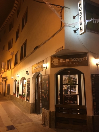 Imagen de los exteriores del Hostal Macaya. Foto 16