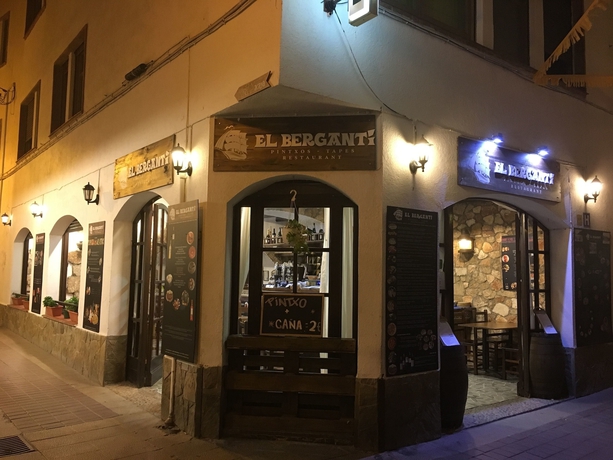 Imagen de los exteriores del Hostal Macaya. Foto 17