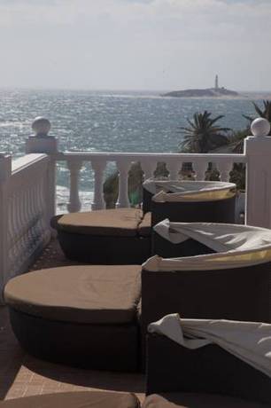 Imagen de los exteriores del Hostal Mar De Frente. Foto 10