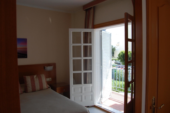 Imagen de la habitación del Hostal Marazul, Nerja. Foto 10